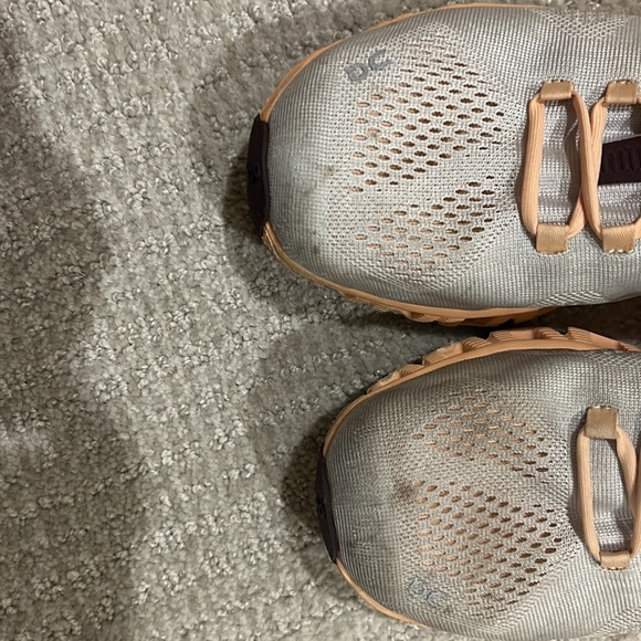 On cloud tennis shoes. Barley worn!! - Picture 7 of 7